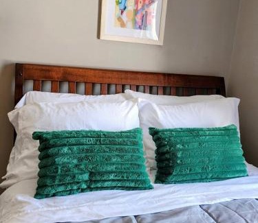 Brooklyn Center Casa | Sunlit Oasis Family Friendly Retreat