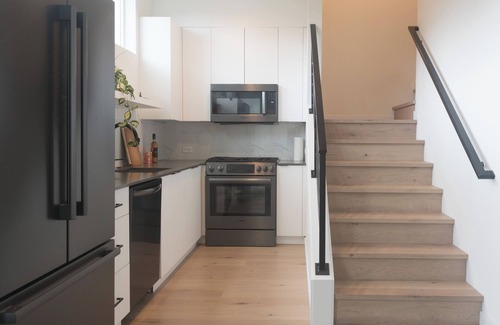 West Woodland Casa | Sunlit Zen Retreat - Ballard Townhome 2B2B w/AC