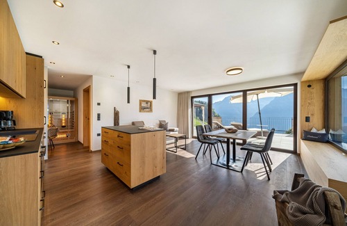 Moso in Passiria Apartamento | Apartamento vacacional "Sunnseitn Lodge Exclusive Panorama" con bañera de hidromasaje y terraza