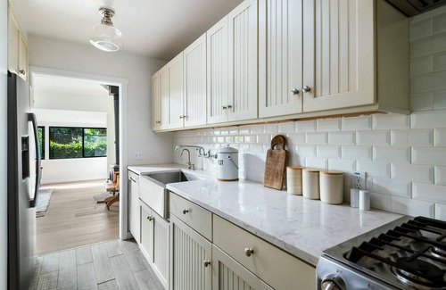 Sylvia Park Cabaña | Sunny 2 Bedroom Garden Cottage with Hot Tub on Topanga State Park