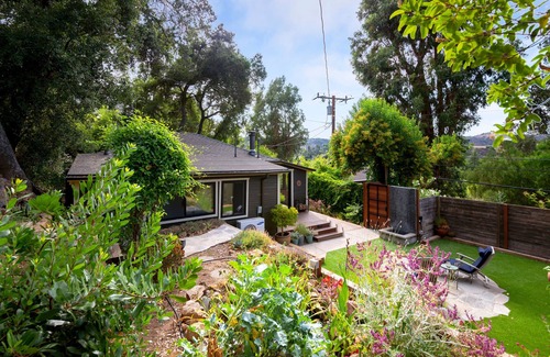 Sylvia Park Cabaña | Sunny 2 Bedroom Garden Cottage with Hot Tub on Topanga State Park