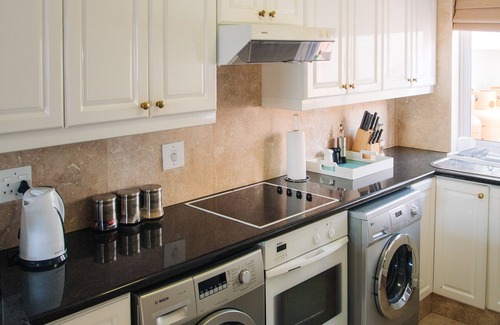 Knysna Central Casa | "Sunny 3-bedroom waterfront House with boat mooring at Knysna Quays.