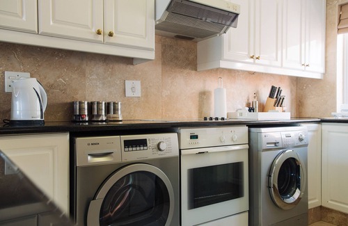 Knysna Central Casa | "Sunny 3-bedroom waterfront House with boat mooring at Knysna Quays.