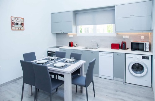 Glyfada Apartamento | Sunny and Minimal apt in Glyfada With 3 Bdrm
