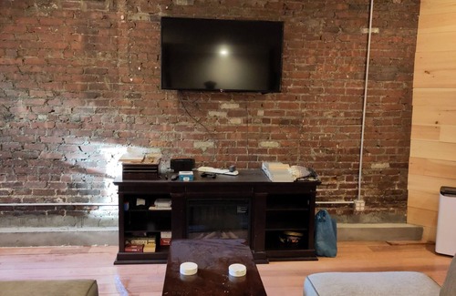 Roxbury Apartamento | sunny and oversized in quiet area