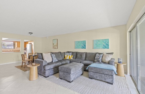 Palm Beach Shores Apartamento | Large 2 Bed 2 Bath, King Beds, Screened Patio, Beach Chairs, Sleeps 6!