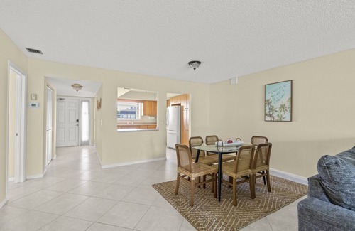 Palm Beach Shores Apartamento | Large 2 Bed 2 Bath, King Beds, Screened Patio, Beach Chairs, Sleeps 6!