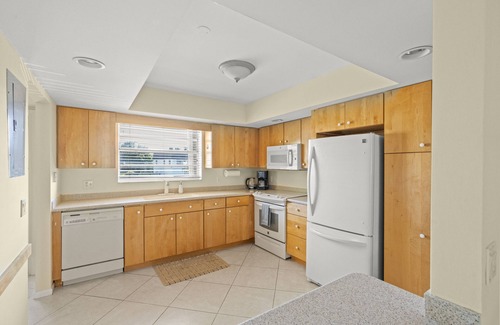 Palm Beach Shores Apartamento | Large 2 Bed 2 Bath, King Beds, Screened Patio, Beach Chairs, Sleeps 6!