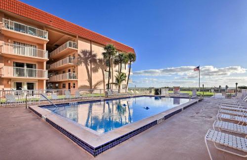 Cocoa Beach Apartamento | Sunny Cocoa Beach Condo with Balcony and Pool Access