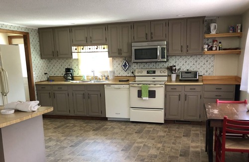 East Jamaica Apartamento | Sunny, convenient 4-Bed Family Base w/Balcony: Fast WiFi, WFH, 15 min to ski!
