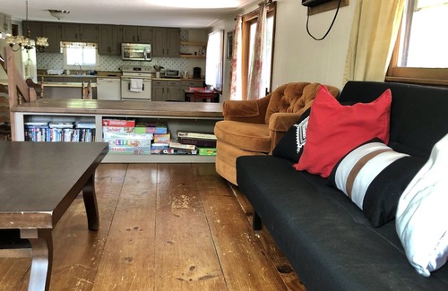 East Jamaica Apartamento | Sunny, convenient 4-Bed Family Base w/Balcony: Fast WiFi, WFH, 15 min to ski!
