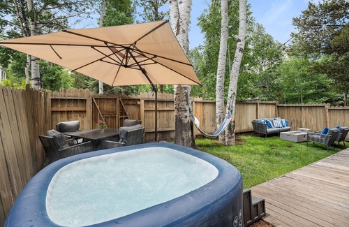 Aspen Casa | Sunny corner home w/ spa & yard. Walk everywhere!