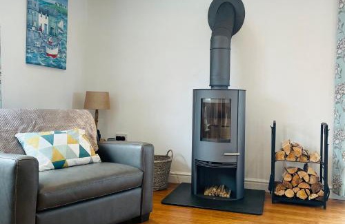 Treator Casa | Sunny Corner, Padstow. Spacious 3 bedrooms, 2.5 bathrooms, parking, garden.