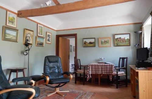 Severn Stoke Cabaña | Sunny Cottage con vista a parte de un gran jardín, en un entorno rural.