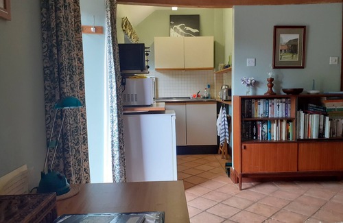 Severn Stoke Cabaña | Sunny Cottage con vista a parte de un gran jardín, en un entorno rural.