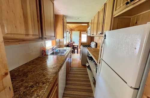 Shawano Casa | Sunny Cottage - real cabin feel- pets welcome!