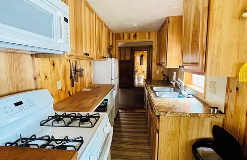 Shawano Casa | Sunny Cottage - real cabin feel- pets welcome!