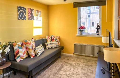 Clydebank Apartamento | Sunny day new flat with 5 beds