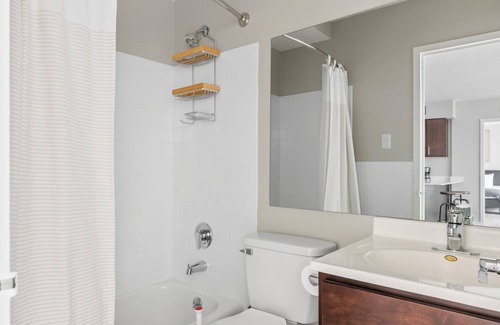Edgewater Beach Apartamento | Sunny Edgewater 2BR w/ Gym, Deck & Lounge, 5 blocks to L, by Blueground
