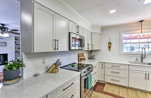 Marianna Casa | Sunny Florida Abode - Patio, Pool, & Fire Pit