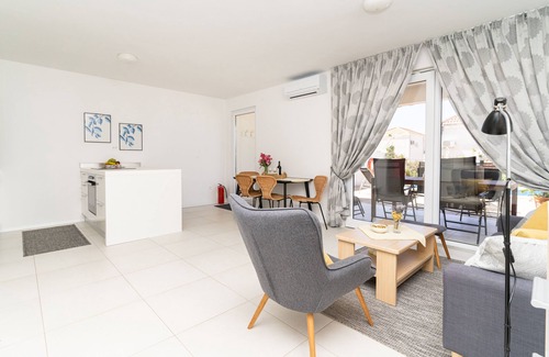 Popovici Apartamento | Sunny hill apartment with private pool and magnificent seaview