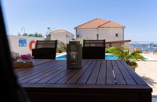 Popovici Apartamento | Sunny hill apartment with private pool and magnificent seaview
