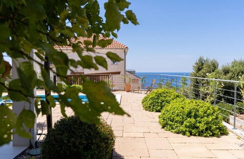 Popovici Apartamento | Sunny hill apartment with private pool and magnificent seaview