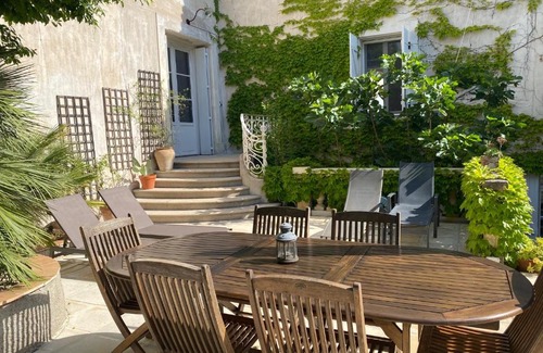 Poilhes Casa | Sunny Historic House in Canal du Midi Village with Pool near Beaches