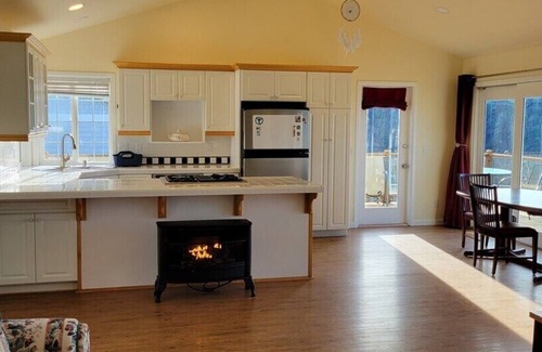 Anacortes Casa | Sunny House Cliff Side Views