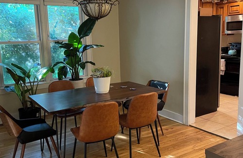 Midtown Casa | Sunny Ivy Bungalow next to it all!