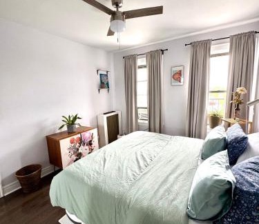 West Side Apartamento | Sunny Jersey City 1BR, 25 min to NYC, 15min to EWR, King Bed, Hammock & Park Views