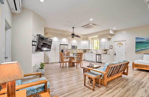 Coconut Grove Casa | Sunny Kailua Home w/ Covered Lanai 1 Mi to Beach!