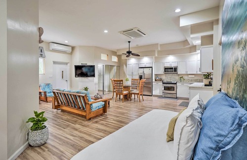 Coconut Grove Casa | Sunny Kailua Home w/ Covered Lanai 1 Mi to Beach!