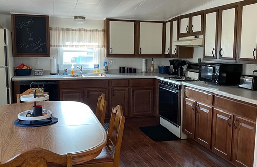 New Lisbon Cabaña | Sunny Lane Cottage - Walk to Castle Rock Lake!