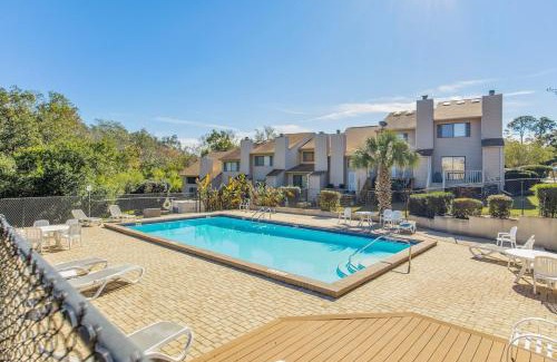 Southeast Pensacola Apartamento | Sunny Large Two Bedroom Townhouse - Pool