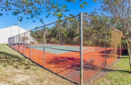 Southeast Pensacola Apartamento | Sunny Large Two Bedroom Townhouse - Pool