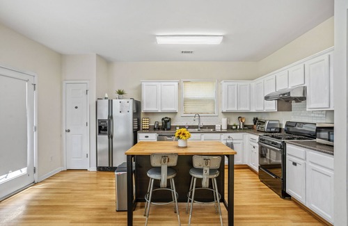 Gwinnett Place Casa | Soleado y moderno 4BR House w / Home Gym y estacionamiento en Duluth -3 Min a I-85