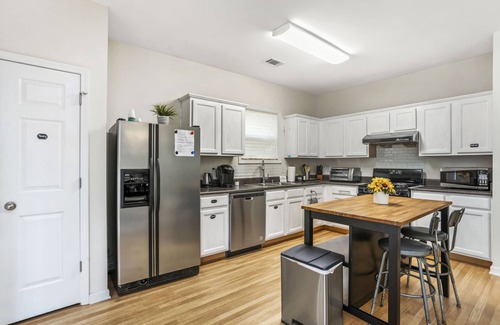 Gwinnett Place Casa | Soleado y moderno 4BR House w / Home Gym y estacionamiento en Duluth -3 Min a I-85