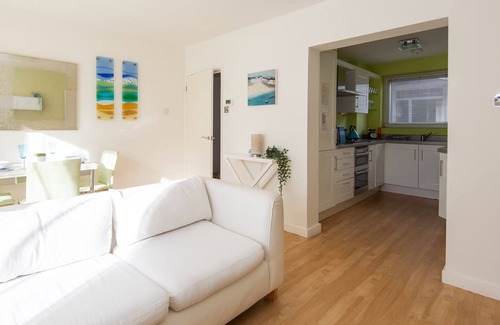 East Wittering Apartamento | Sunny Modern Nr Beach Village w Parking