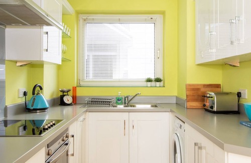 East Wittering Apartamento | Sunny Modern Nr Beach Village w Parking