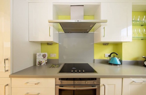 East Wittering Apartamento | Sunny Modern Nr Beach Village w Parking