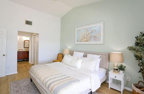 Naples Casa | Sunny Naples 3BR Retreat with Solar Heated Pool and BBQ