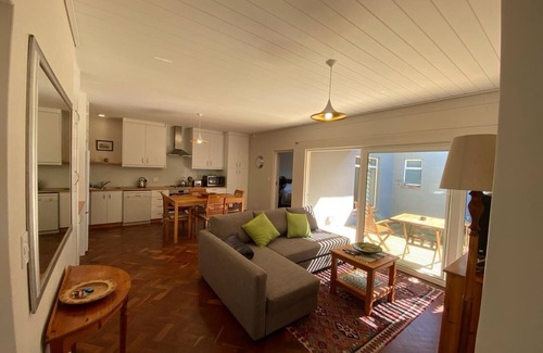 Milnerton Cabaña | Sunny private one bedroom cottage with cozy fireplace,10km from CBD & waterfront