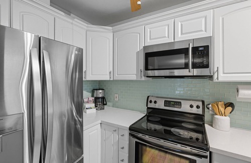 Lake Ridge Casa | Sunny Retreat Near Las Olas & the Beach + Pool, Hot Tub | Paradise Stay