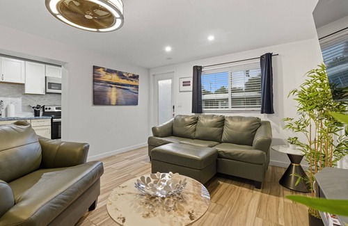 Lake Ridge Casa | Sunny Retreat Near Las Olas & the Beach + Pool, Hot Tub | Paradise Stay