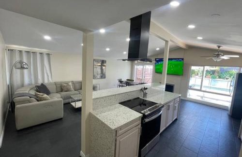 Serra Mesa Casa | Sunny San Diego, Entire home, Pool, Free Parking, BBQ, Pets allowed, family neighborhood!