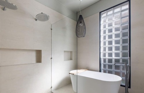 Windsor Casa | Sunny Serenity in Prime Location off Chapel St