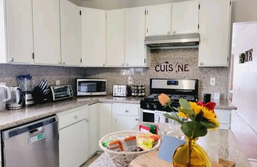 Alameda Casa | Sunny spacious home. Near beach, airport, downtown