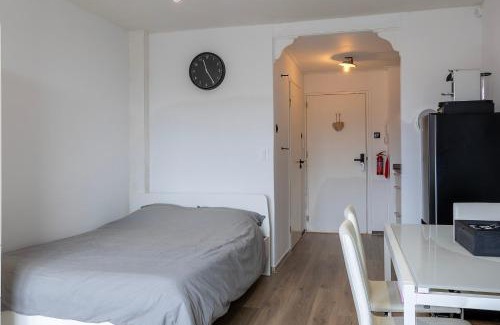 Wijk aan Zee Apartamento | Sunny Studio - Only 5-Min Walk to Sea & Dunes