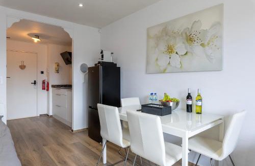 Wijk aan Zee Apartamento | Sunny Studio - Only 5-Min Walk to Sea & Dunes